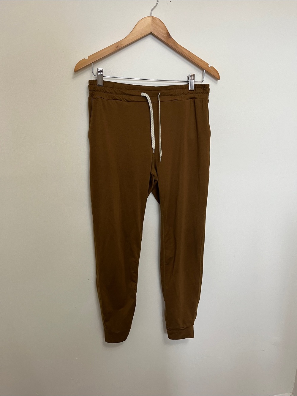 Vuori Performance Jogger in Brown Olive Color Size Small